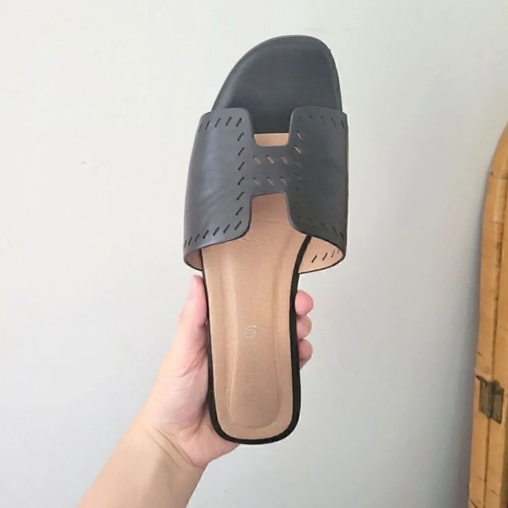 Charming Lady Black Slides 9
